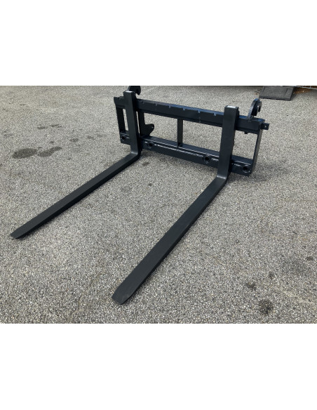 Palettengabel Frontlader (EURO Aufnahme) Rahmenbreite 1200mm mit 4 Zinkenbuchsen und 2 Strohspießen 1000mm