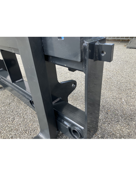 Palettengabel Frontlader (EURO Aufnahme) Rahmenbreite 1200mm mit 4 Zinkenbuchsen und 2 Strohspießen 1000mm